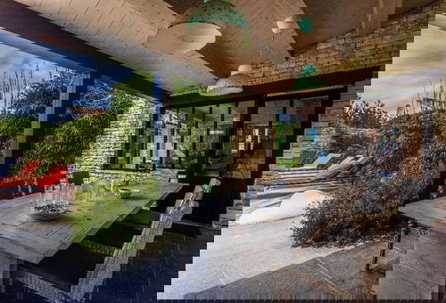 Cette villa d'architecte saura vous séduire par la qualité des équipements et...