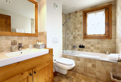 Magnificent 5* chalet located in the Belvédère area, with direct access to...