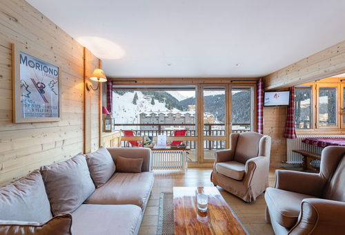 Bright apartment with superb views of the ski area, the valley and direct...