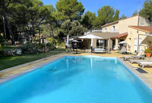 Villa des Pins, beautiful family home, near Aix en Provence, 8 people