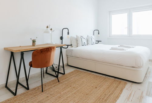 In the Almirante Reis district, apartment with garage.