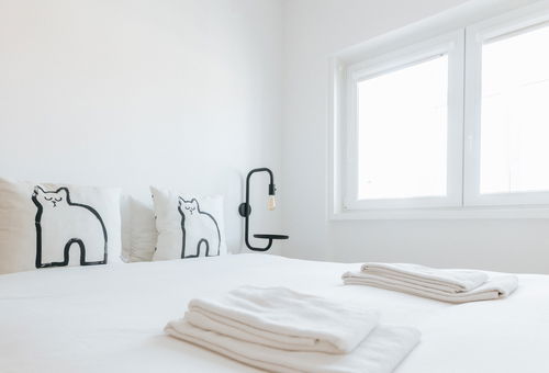 In the Almirante Reis district, apartment with garage.