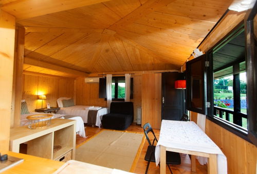 Eco lodge avec piscine commune.