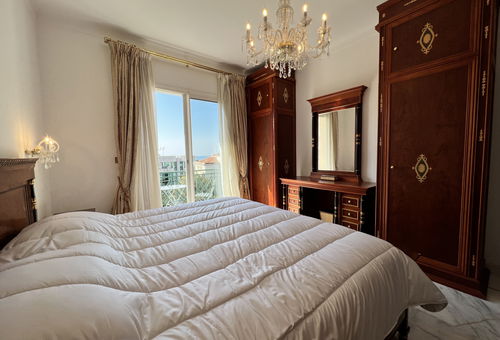 Very spacious 150m2 apartment with garden and sea view, located next to...