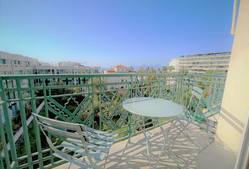 Very spacious 150m2 apartment with garden and sea view, located next to...