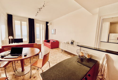 Beautiful apartment with south-facing terrace and sea view