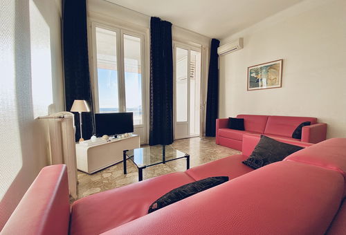 Beautiful apartment with south-facing terrace and sea view