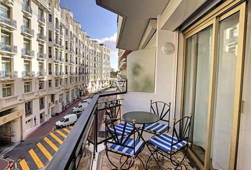 Beautiful studio located on the side of the prestigious Martinez Hotel