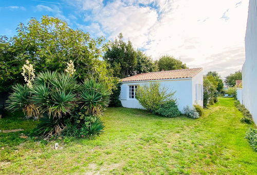 Pretty house in the heart of Loix with parking
