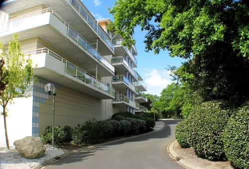Piscine commune dans la résidence.