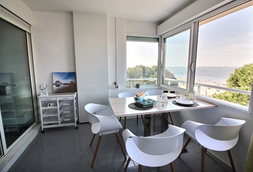 Vue panoramique, accès direct plage, parking sécurisé.