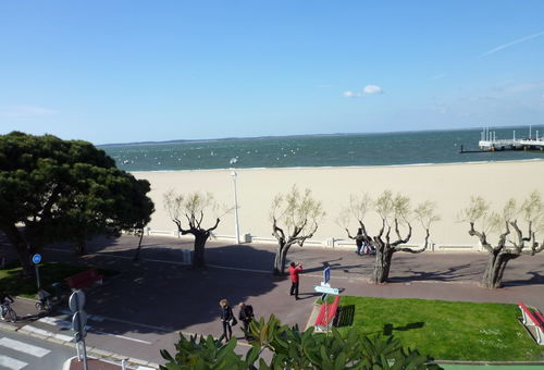 Direct access to the beach, sea view, Arcachon city centre, secured parking.