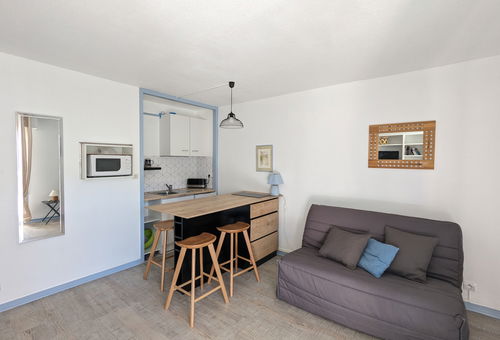 Studio with a balcony, in the city centre, 400m from the beach.