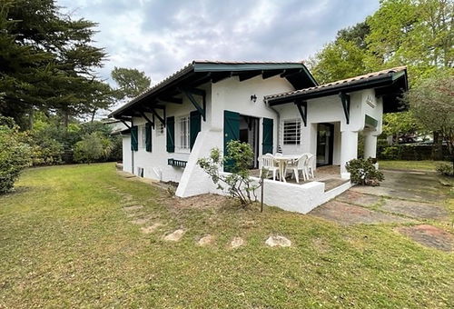 In the heart of Le Pyla, 4 bedroom villa, 150m from the beach.