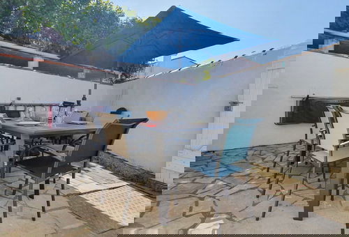 Petite maison à étage avec sa cour dans le centre du village, proche des...