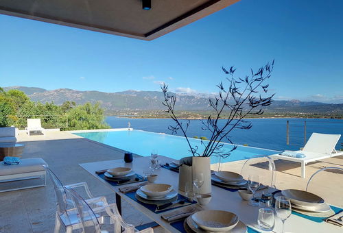A breathtaking view for this villa overlooking Porto Vecchio' bay.