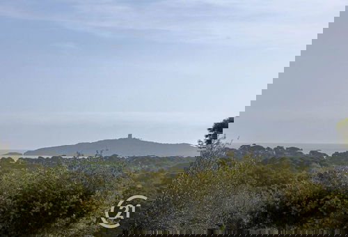 Splendide villa contemporaine vue mer avec  piscine, située à 800 mètres à...