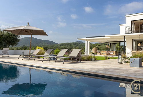 Splendide villa contemporaine vue mer avec  piscine, située à 800 mètres à...