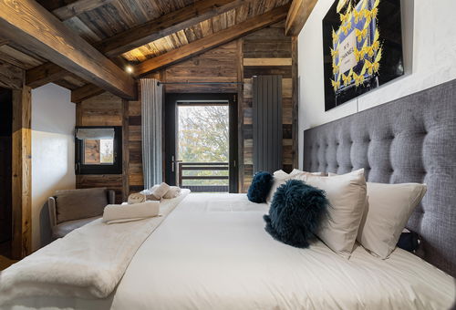 Chalet ideally located near the centre and ski lifts that can accommodate up...