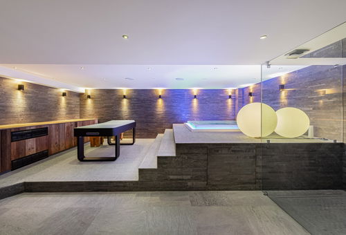 Magnificent chalet with Spa area, located in teh Fornet, 100m from the ski lifts