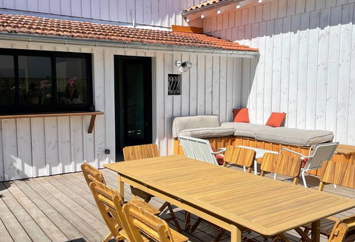 Lovely house with its spacious terrace and its perfect location in Le Canon...