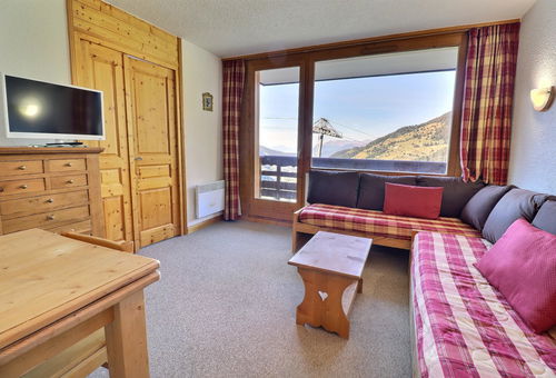 Nice apartment ideally located a few steps from the ski lift and the ESF school