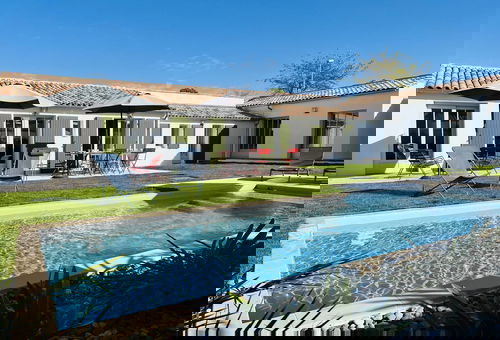 Très villa avec jardin et piscine chauffée, idéalement située proche des...