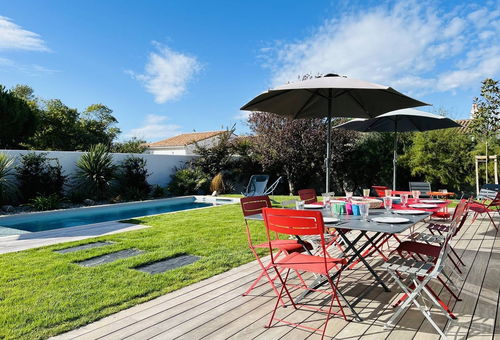 Très villa avec jardin et piscine chauffée, idéalement située proche des...