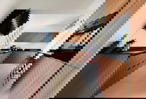 Très villa avec jardin et piscine chauffée, idéalement située proche des...