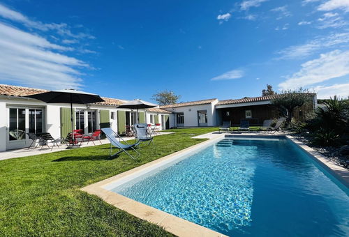 Très villa avec jardin et piscine chauffée, idéalement située proche des...
