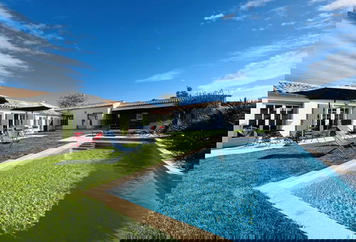 Très villa avec jardin et piscine chauffée, idéalement située proche des...