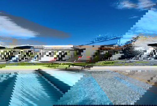 Très villa avec jardin et piscine chauffée, idéalement située proche des...