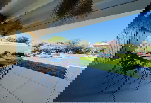 Très villa avec jardin et piscine chauffée, idéalement située proche des...