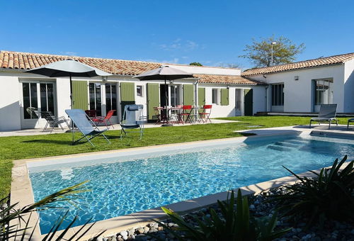Très villa avec jardin et piscine chauffée, idéalement située proche des...