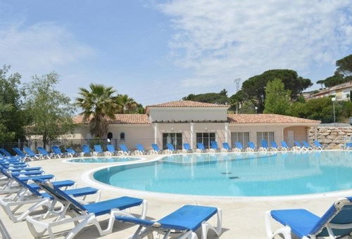 Air conditioning, parking, communal swimming pool.