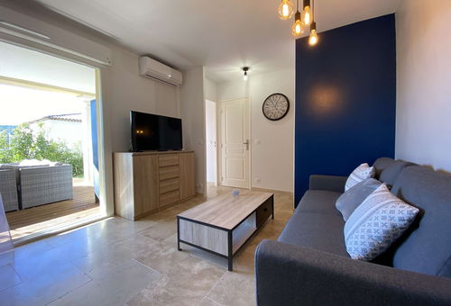 Air conditioning, parking, communal swimming pool.