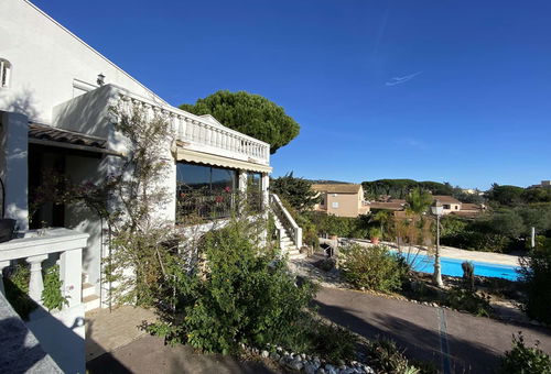 Belle villa avec piscine privée dans un jardin arboré.