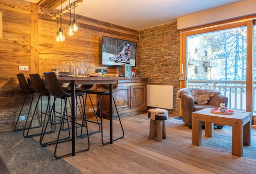 Located in the heart of Alpe d'Huez. Close to the slopes and all amenities.