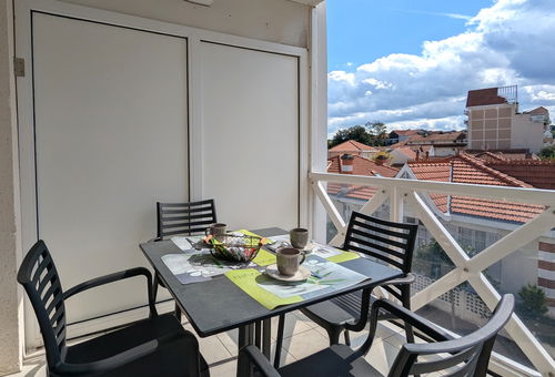 Apartment with terrace and private parking space, 700m from the beach.