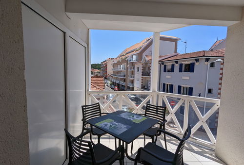 Appartement avec terrasse et parking sécurisé à 700m de la plage.