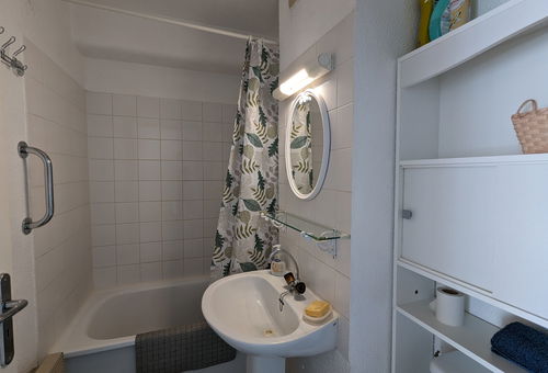 Appartement avec terrasse et parking sécurisé à 700m de la plage.