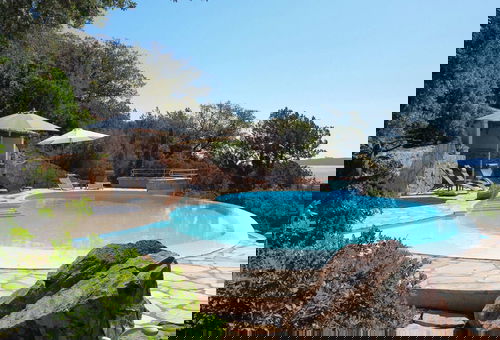 Avec un accès privé à une plage confidentielle.