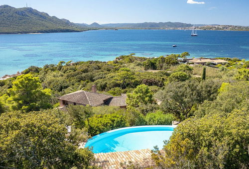 Avec un accès privé à une plage confidentielle.