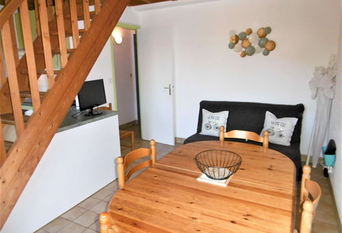 Nice holiday home with 4 bedrooms 200 m from the beach and shops. Internet...