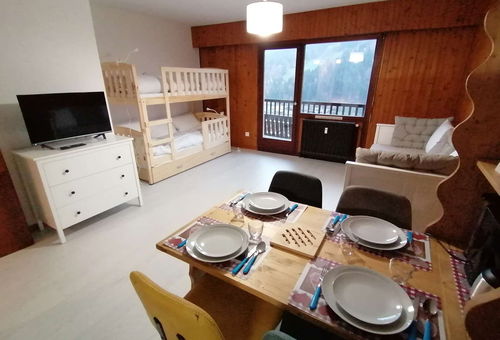 Vue imprenable sur les Aravis, le village et sur le Lachat du Chinaillon,...