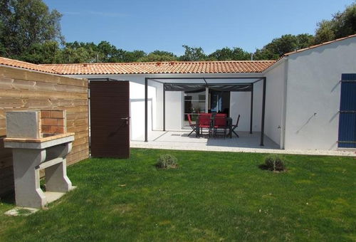 7 minutes walking from the beach. Access through a walking path.