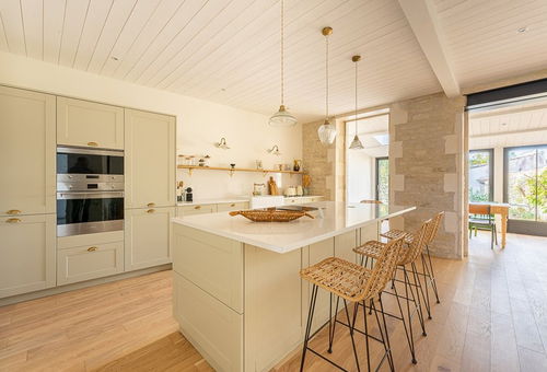 Jolie maison en pierre, entièrement rénovée, au cœur du village de la Flotte,...