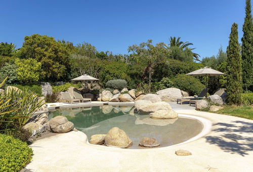 Villa avec un accès direct à la plage, une belle vue mer et une magnifique...