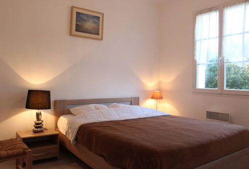 Nice house with a fenced garden, a few steps from the beach of St Georges...