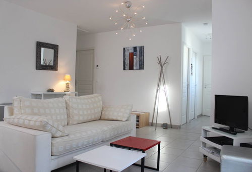 Nice house with a fenced garden, a few steps from the beach of St Georges...